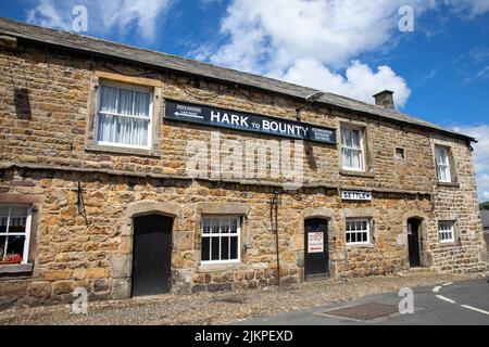 Hark a Bounty coaching inn Public house in Slaidburn villaggio, Foresta di Bowland, Lancashire, Inghilterra, UK estate 2022 Foto Stock