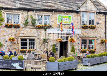 Waddington Village nella valle Ribble del Lancashire e la Lower Buck Inn Public house, Inghilterra, UK, pub esterno con Union Jack Flying, estate 2022 Foto Stock