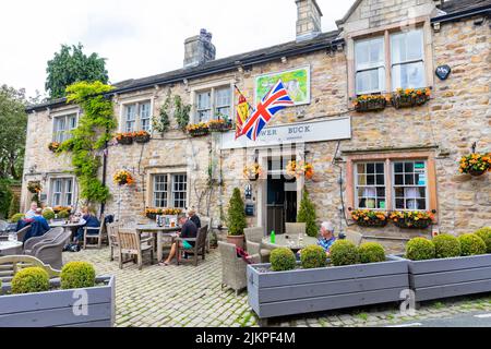 Waddington Village nella valle Ribble del Lancashire e la Lower Buck Inn Public house, Inghilterra, UK, pub esterno con Union Jack Flying, estate 2022 Foto Stock