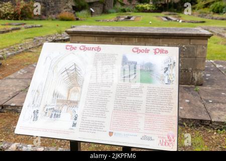 Rovine e giardini dell'abbazia di Whalley, bacheca informativa sulla chiesa e i pozzi del coro, Lancashire, Inghilterra, estate britannica 2022 Foto Stock