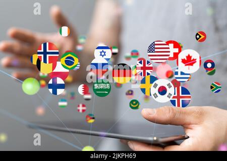 Un rendering 3D delle bandiere nazionali rispetto al concetto di comunicazione globale tablet-computer Foto Stock