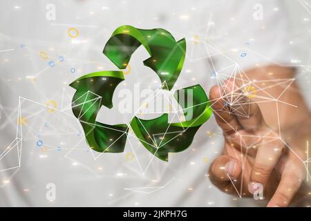 Rappresentazione 3D del simbolo di riciclaggio verde con tocco manuale su di esso dal concetto eco digitale Foto Stock