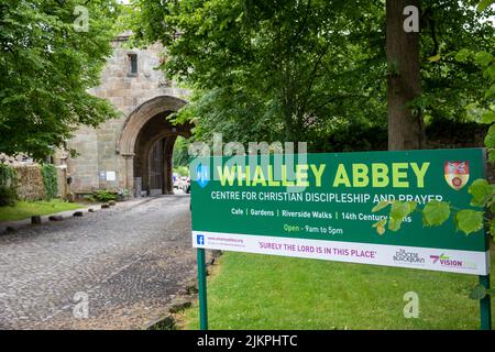 Ingresso alle rovine e ai terreni dell'abbazia di Whalley attraverso la casa di controllo, il villaggio di Whalley, il Lancashire, l'Inghilterra, l'estate del Regno Unito 2022 Foto Stock