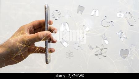 Rendering 3D di icone mediche e connessione di rete tecnologica accanto a una mano che tiene in mano uno smartphone Foto Stock