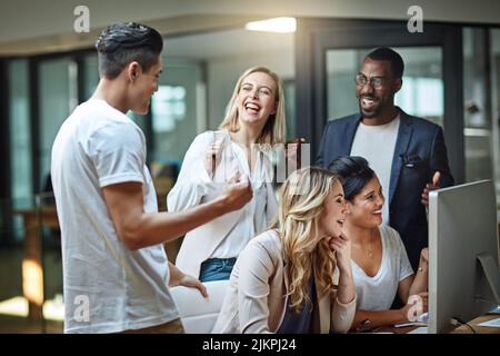 Entusiasti, felici e festosi agenti di marketing che incoraggiano dopo aver raggiunto l'obiettivo e la scadenza in ufficio a tarda notte. Team creativo diversificato con Foto Stock