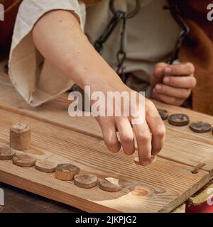 Ludus Latrunculorum, o Latrunculi, è un antico gioco di strategia romana. Ricostruzione di giochi da tavolo dall'Impero Romano Foto Stock