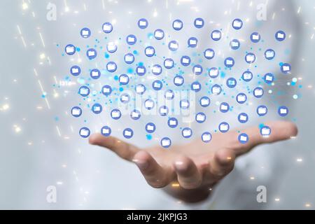 Una rete dati digitale con molti file blu in mano e rosso scuro sullo sfondo Foto Stock