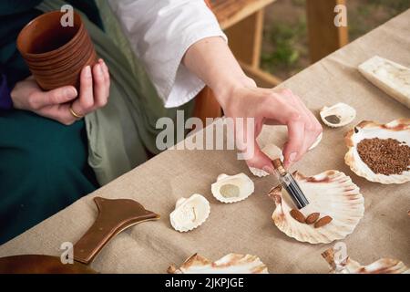 Cosmetici antichi romani, profumi retrò e accessori da bagno d'annata. Ricostruzione di eventi nelle terme dell'Impero Romano Foto Stock