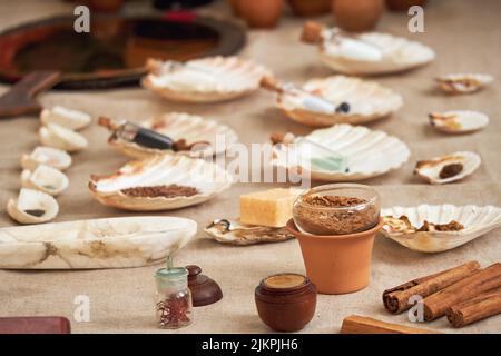 Cosmetici antichi romani, profumi retrò e accessori da bagno d'annata. Ricostruzione di eventi nelle terme dell'Impero Romano Foto Stock