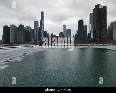 Una vista aerea del fiume ghiacciato e dei grattacieli al tramonto a Chicago, Illinois Foto Stock