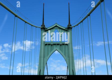 Il Ponte Verrazzano-Narrows contro il cielo blu. Un ponte sospeso che collega i quartieri di New York City di Staten Island e Brooklyn Foto Stock
