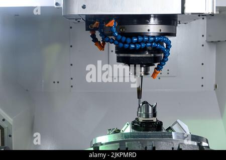 Primo piano macchina CNC lavorare con il pezzo su fabbrica intelligente, industria 4,0 Foto Stock