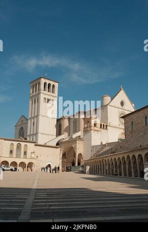 La piazza inferiore verso la famosa Basilica di San Francesco Foto Stock