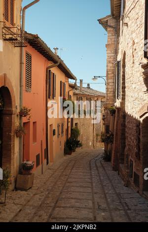 Uno scatto verticale della stradina di Assisi. Italia. Foto Stock