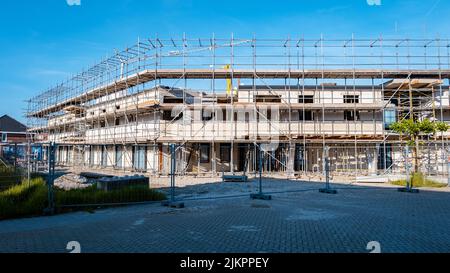 Zona olandese del Suburban con moderne case familiari, case di famiglia moderne di recente costruzione nei Paesi Bassi, case di famiglia olandesi nei Paesi Bassi, strade di nuova costruzione con case moderne. Foto Stock