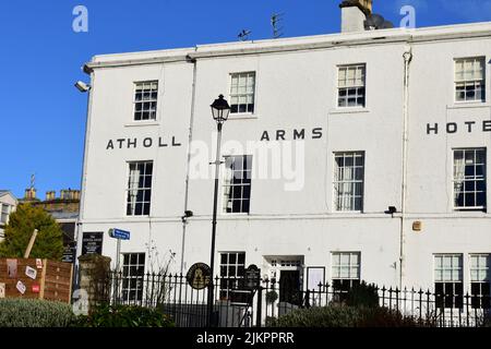 Facciata dell'Athol Arms Hotel in Tay Terrace, con vista sul fiume Tay a Dunkeld. Foto Stock