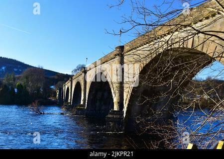 Una vista invernale del vecchio ponte in pietra sul fiume Tay, progettato da Thomas Telford, costruito nel 1804-1809 da John, 4th Duca di Atol. Foto Stock