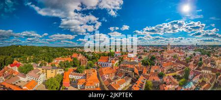 Sunny Aerial Vilnius Old Town vista aerea scena. I tetti rossi di Vilnius dalla vista degli uccelli - Vilnius - la capitale della Lituania Foto Stock
