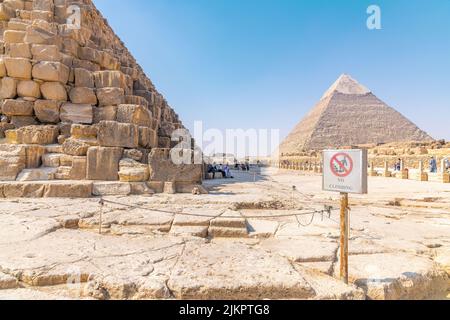 Giza, Egitto; 29 luglio 2022 - una vista delle piramidi a Giza, Egitto Foto Stock