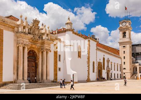 Il cortile Paco das Escolas della storica Università di Coimbra con la Torre da Universidade de Coimbra, Portogallo Foto Stock