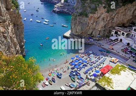 Spiaggia di Furore, vista dalla famosa strada panoramica di Amalfi del SS163, costiera amalfitana, patrimonio dell'umanità dell'UNESCO, Campania, Italia, Europa Foto Stock