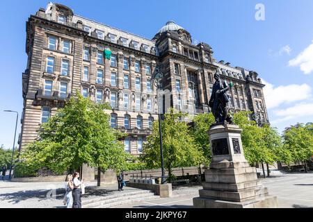 Glasgow Royal Infirmary Hospital con vista sulla piazza della cattedrale e la statua di David Livingstone, Glasgow centro città, Scozia, UK estate 2022 Foto Stock
