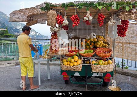 Negozio di frutta al famoso SS163, strada panoramica di Amalfi, costiera amalfitana, patrimonio dell'umanità dell'UNESCO, Campania, Italia, Europa Foto Stock