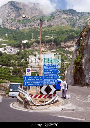 Segnaletica stradale e segnaletica stradale presso la famosa strada panoramica SS163 Amalfi, Amalfi, Costiera Amalfitana, Patrimonio dell'Umanità dell'UNESCO, Campania, Italia, Europa Foto Stock