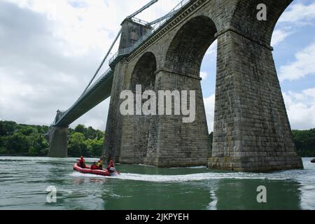 Formazione per servizi di emergenza, Gestione imbarcazioni, stretto di Menai, Anglesey, Galles del Nord, REGNO UNITO, Foto Stock