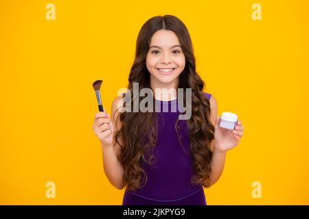 Bambina 12, 13, 14 anni che fa bellezza compongono con polvere e pennello. Bello adolescente che applica il trucco. Faccia felice della ragazza, positiva e sorridente Foto Stock