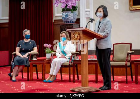 Taipei, Taiwan. 03rd ago 2022. Il presidente di Taiwan Tsai ing-wen, in piedi, consegna le osservazioni come presidente degli Stati Uniti della Casa Nancy Pelosi, a sinistra, e direttore dell'AIT Sandra Oudkirk, all'estrema sinistra, guardare l'ufficio presidenziale, 3 agosto 2022 a Taipei, Taiwan. Pelosi sta conducendo una delegazione di leader del Congresso in una visita che ha angolato la Cina. Credit: Makoto Lin/Ufficio Presidenziale di Taiwan/Alamy Live News Foto Stock