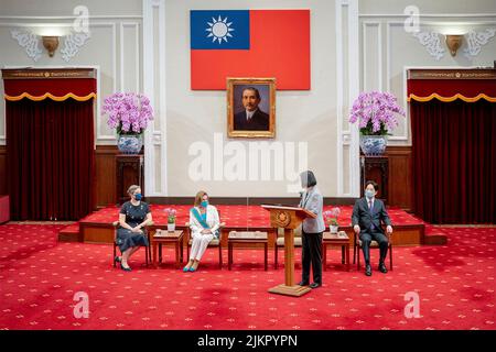 Taipei, Taiwan. 03rd ago 2022. Il presidente taiwanese Tsai ing-wen, in piedi, emette osservazioni come Presidente degli Stati Uniti della Casa Nancy Pelosi, a sinistra, il vicepresidente taiwanese Lai Ching-te, a destra, e il direttore dell'AIT Sandra Oudkirk, all'estrema sinistra, guarda all'ufficio presidenziale, 3 agosto 2022 a Taipei, Taiwan. Pelosi sta conducendo una delegazione di leader del Congresso in una visita che ha angolato la Cina. Credit: Makoto Lin/Ufficio Presidenziale di Taiwan/Alamy Live News Foto Stock