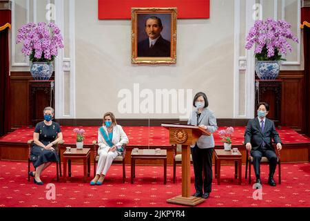 Taipei, Taiwan. 03rd ago 2022. Il presidente taiwanese Tsai ing-wen, in piedi, emette osservazioni come Presidente degli Stati Uniti della Casa Nancy Pelosi, a sinistra, il vicepresidente taiwanese Lai Ching-te, a destra, e il direttore dell'AIT Sandra Oudkirk, all'estrema sinistra, guarda all'ufficio presidenziale, 3 agosto 2022 a Taipei, Taiwan. Pelosi sta conducendo una delegazione di leader del Congresso in una visita che ha angolato la Cina. Credit: Makoto Lin/Ufficio Presidenziale di Taiwan/Alamy Live News Foto Stock