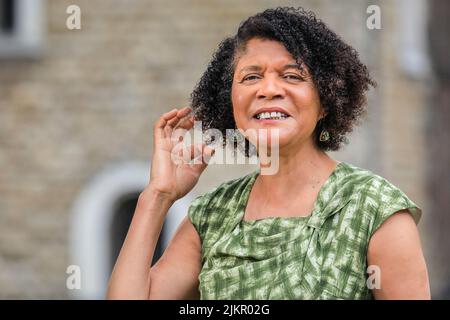 Chi Onwurah, politico britannico del partito laburista, MP Newcastle upon Tyne Central, sorridendo durante un'intervista Foto Stock