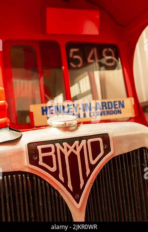 Di fronte a un autobus a due piani Red BMMO Midland Foto Stock