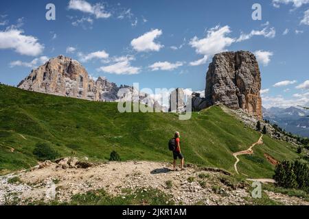 Sport attiva donna arrampicata in cinque Torri,Dolomiti,Italy.cinque torri e formazioni rocciose vicino a Cortina d'Ampezzo attraggono molti arrampicatori.Happy Foto Stock