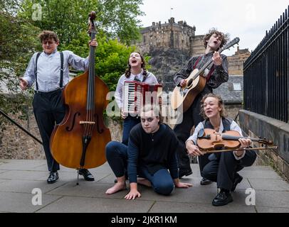 Edimburgo, Scozia, Regno Unito, 3rd agosto 2022. Edinburgh Festival Fringe: Caligari reinterpreta il film horror espressionista tedesco The Cabinet of Dr. Caligari, con un cast di cinque attori-musicisti che raccontano le storie delle vittime dei loro brutali omicidi per mano del Dr. Caligari. Il gruppo ricrea le scene nella Vennel nel Grassmarket Foto Stock