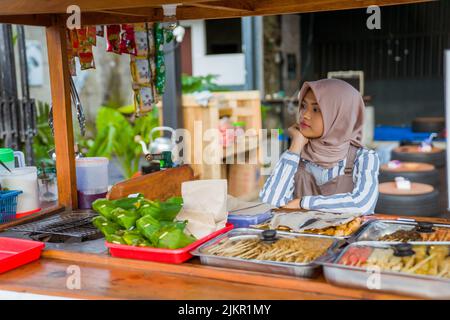 imprenditori musulmani nel suo negozio vuoto in attesa di cliente Foto Stock