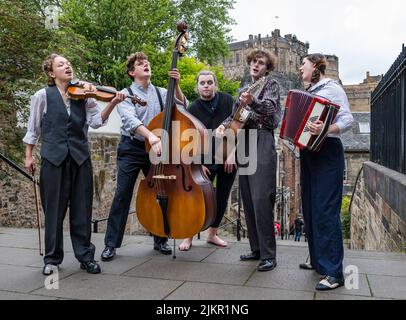 Edimburgo, Scozia, Regno Unito, 3rd agosto 2022. Edinburgh Festival Fringe: Caligari reinterpreta il film horror espressionista tedesco The Cabinet of Dr. Caligari, con un cast di cinque attori-musicisti che raccontano le storie delle vittime dei loro brutali omicidi per mano del Dr. Caligari. Il gruppo ricrea le scene nella Vennel nel Grassmarket Foto Stock