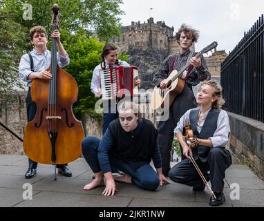 Edimburgo, Scozia, Regno Unito, 3rd agosto 2022. Edinburgh Festival Fringe: Caligari reinterpreta il film horror espressionista tedesco The Cabinet of Dr. Caligari, con un cast di cinque attori-musicisti che raccontano le storie delle vittime dei loro brutali omicidi per mano del Dr. Caligari. Il gruppo ricrea le scene nella Vennel nel Grassmarket Foto Stock