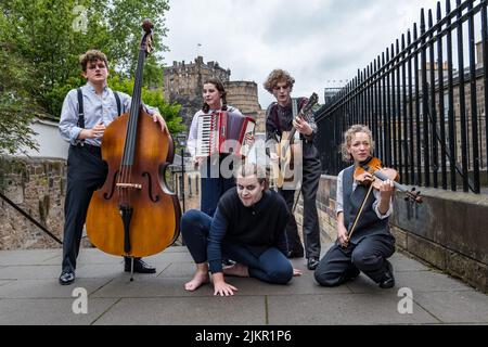 Edimburgo, Scozia, Regno Unito, 3rd agosto 2022. Edinburgh Festival Fringe: Caligari reinterpreta il film horror espressionista tedesco The Cabinet of Dr. Caligari, con un cast di cinque attori-musicisti che raccontano le storie delle vittime dei loro brutali omicidi per mano del Dr. Caligari. Il gruppo ricrea le scene nella Vennel nel Grassmarket Foto Stock