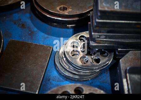 Pile di pezzi diversi in lamiera di materiale metallico Foto Stock