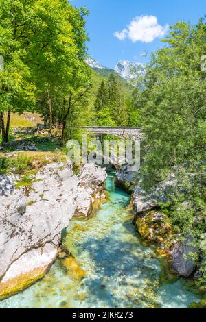 Acque cristalline del fiume Soca presso la piccola gola di Soca Foto Stock