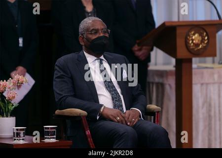 Taipei, Repubblica di Cina. 03rd ago 2022. Gregory Meeks, Presidente della Commissione degli Stati Uniti per gli affari esteri, ascolta durante gli incontri con il presidente taiwanese Tsai ing-wen presso l'ufficio presidenziale, il 3 agosto 2022 a Taipei, Taiwan. Credit: Simon Liu/Ufficio presidenziale di Taiwan/Alamy Live News Foto Stock