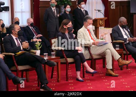 Taipei, Repubblica di Cina. 03rd ago 2022. I membri della delegazione statunitense ascoltano durante gli incontri con il presidente taiwanese Tsai ing-wen presso l'ufficio presidenziale, il 3 agosto 2022 a Taipei, Taiwan. Da sinistra a destra si trovano Raja Krishnamoorti, Suzan Delbene, Mark Takano e Gregory Meeks. Credit: Simon Liu/Ufficio presidenziale di Taiwan/Alamy Live News Foto Stock