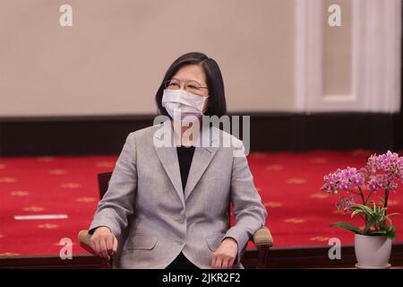 Taipei, Repubblica di Cina. 03rd ago 2022. Il presidente di Taiwan Tsai ing-wen ascolta durante gli incontri con il presidente degli Stati Uniti Nancy Pelosi e delegati presso l'ufficio presidenziale, il 3 agosto 2022 a Taipei, Taiwan. Credit: Simon Liu/Ufficio presidenziale di Taiwan/Alamy Live News Foto Stock