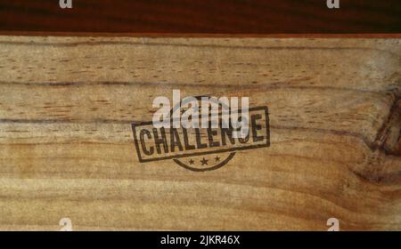 Timbro di sfida stampato su scatola di legno. Obiettivo raggiungere, concorrenza e motivazione concetto. Foto Stock