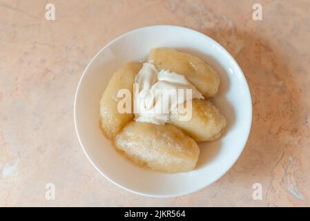 Cucina tradizionale lituana piatto, ripieno di carne patate gnocchi, il più popolare piatto nazionale lituano su un piatto. Foto Stock