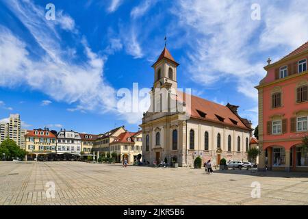 Ludwigsburg, Germania - Luglio 2022: Vecchia piazza del mercato con la chiesa chiamata 'Zur Heiligsten Dreieinigkeit' Foto Stock