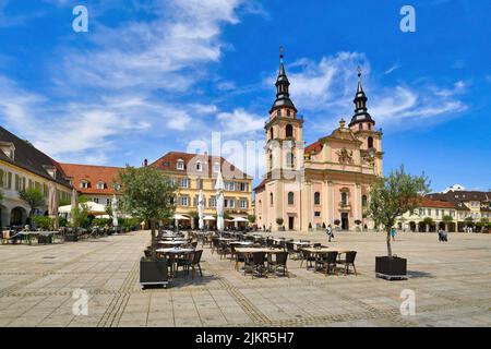 Ludwigsburg, Germania - Luglio 2022: Piazza del mercato con tavoli da ristoranti all'aperto e chiesa protestante chiamata 'Stadtkirche Ludwigsburg' Foto Stock